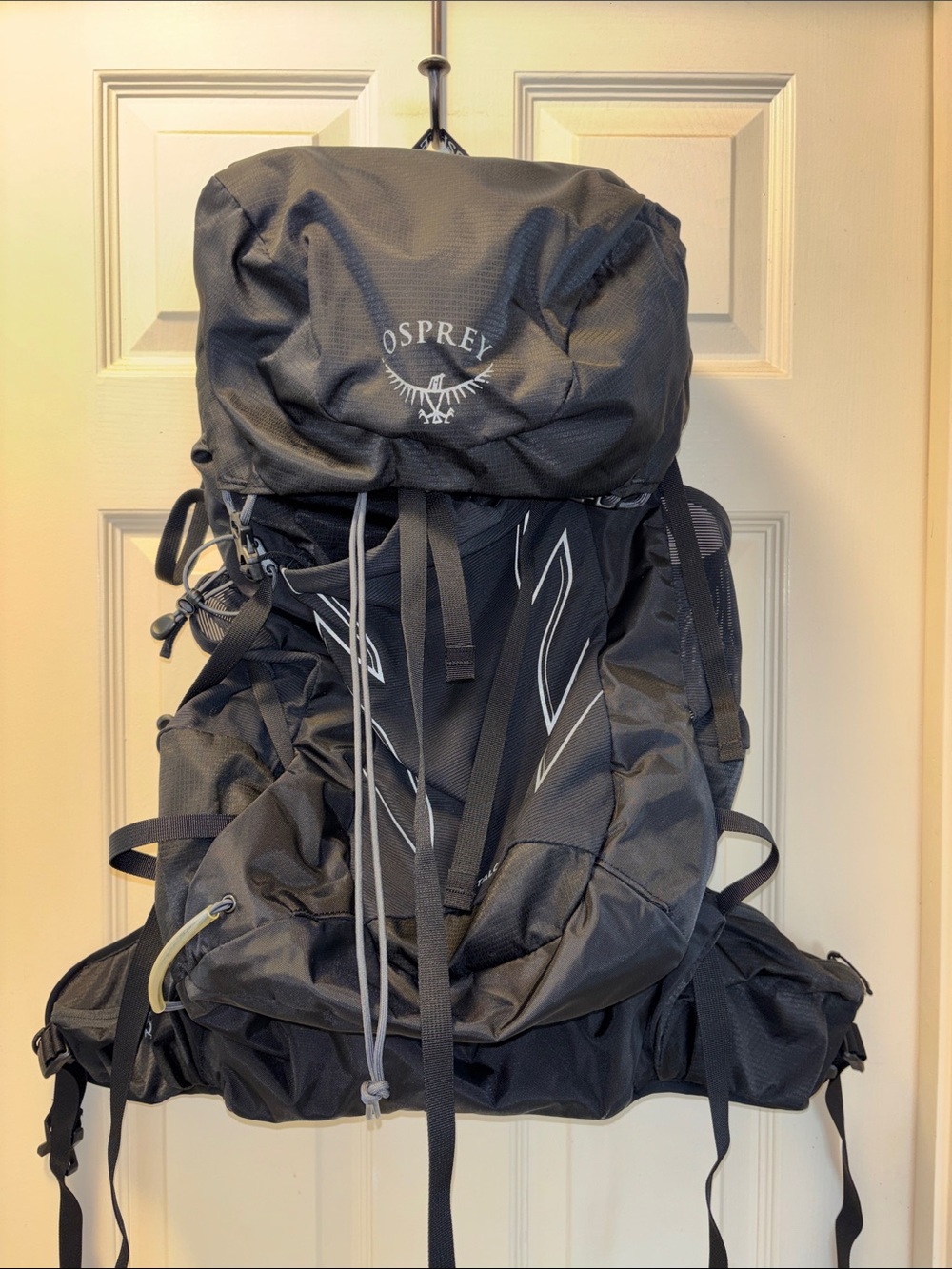 OSPREY TALON 33 Like new black w/ 2.5l bladder sz L/XL